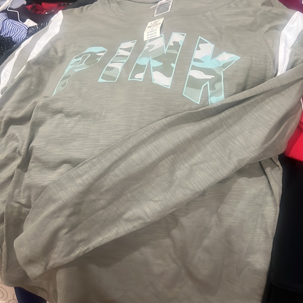 Super cute VS shirt🎄 - Picture 2 of 4